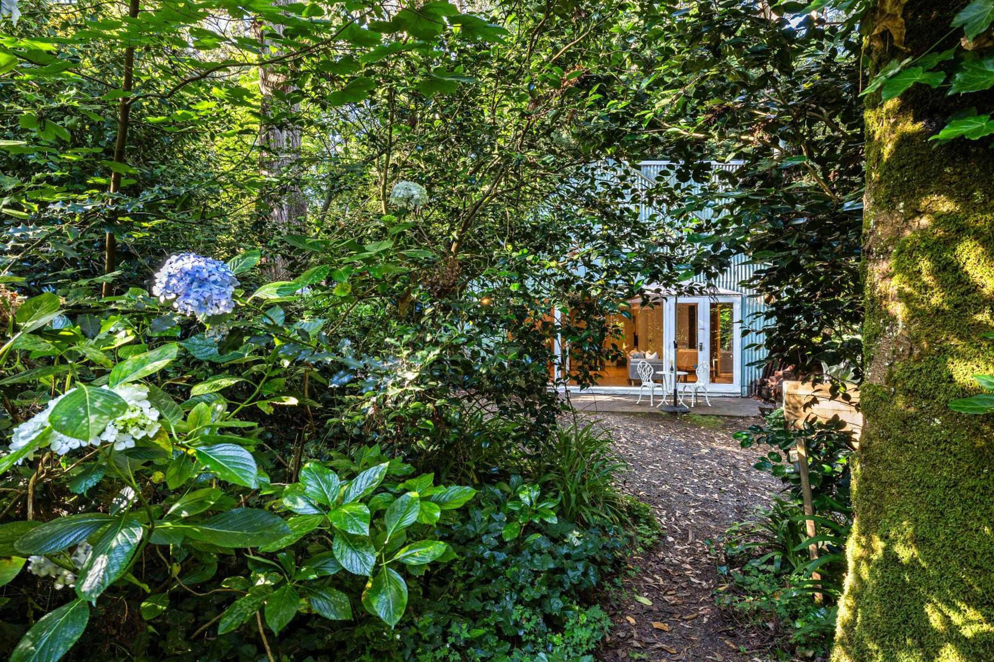 Arnica Views Summit Retreat Bed & Breakfast Mount Dandenong Exterior photo