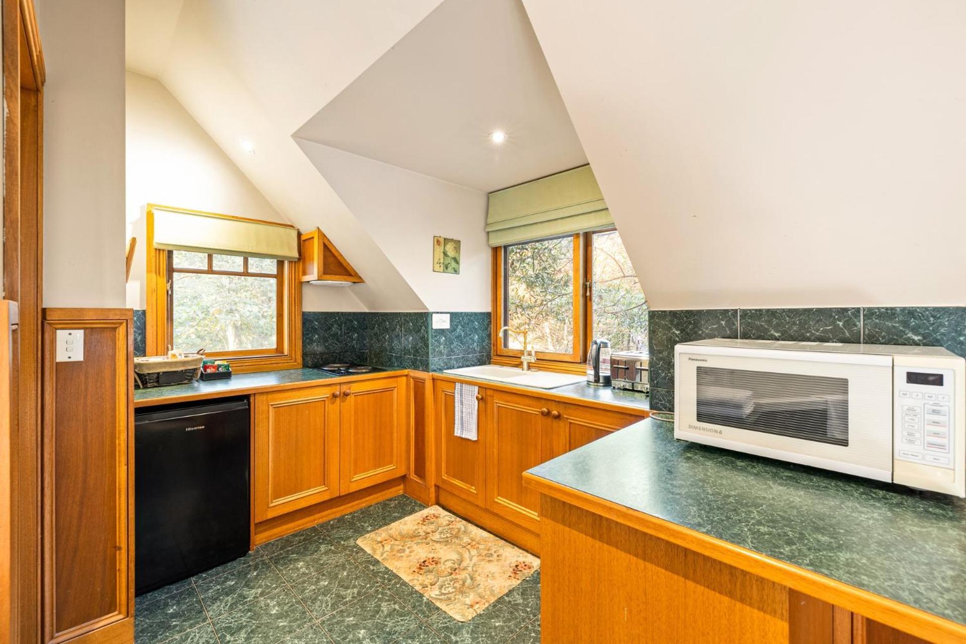 Arnica Views Summit Retreat Bed & Breakfast Mount Dandenong Exterior photo