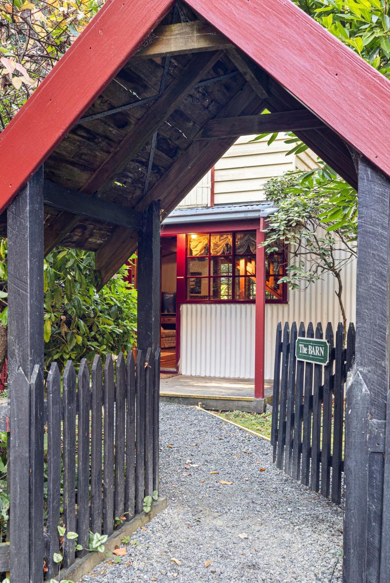 Arnica Views Summit Retreat Bed & Breakfast Mount Dandenong Exterior photo