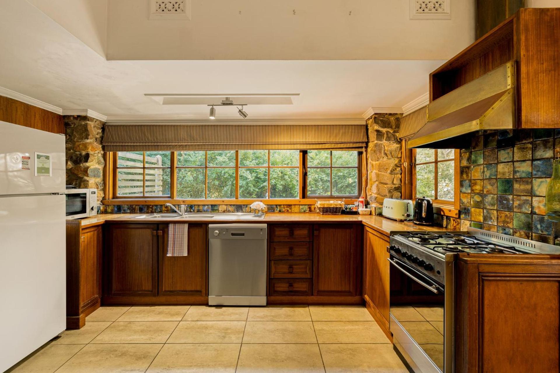 Arnica Views Summit Retreat Bed & Breakfast Mount Dandenong Exterior photo