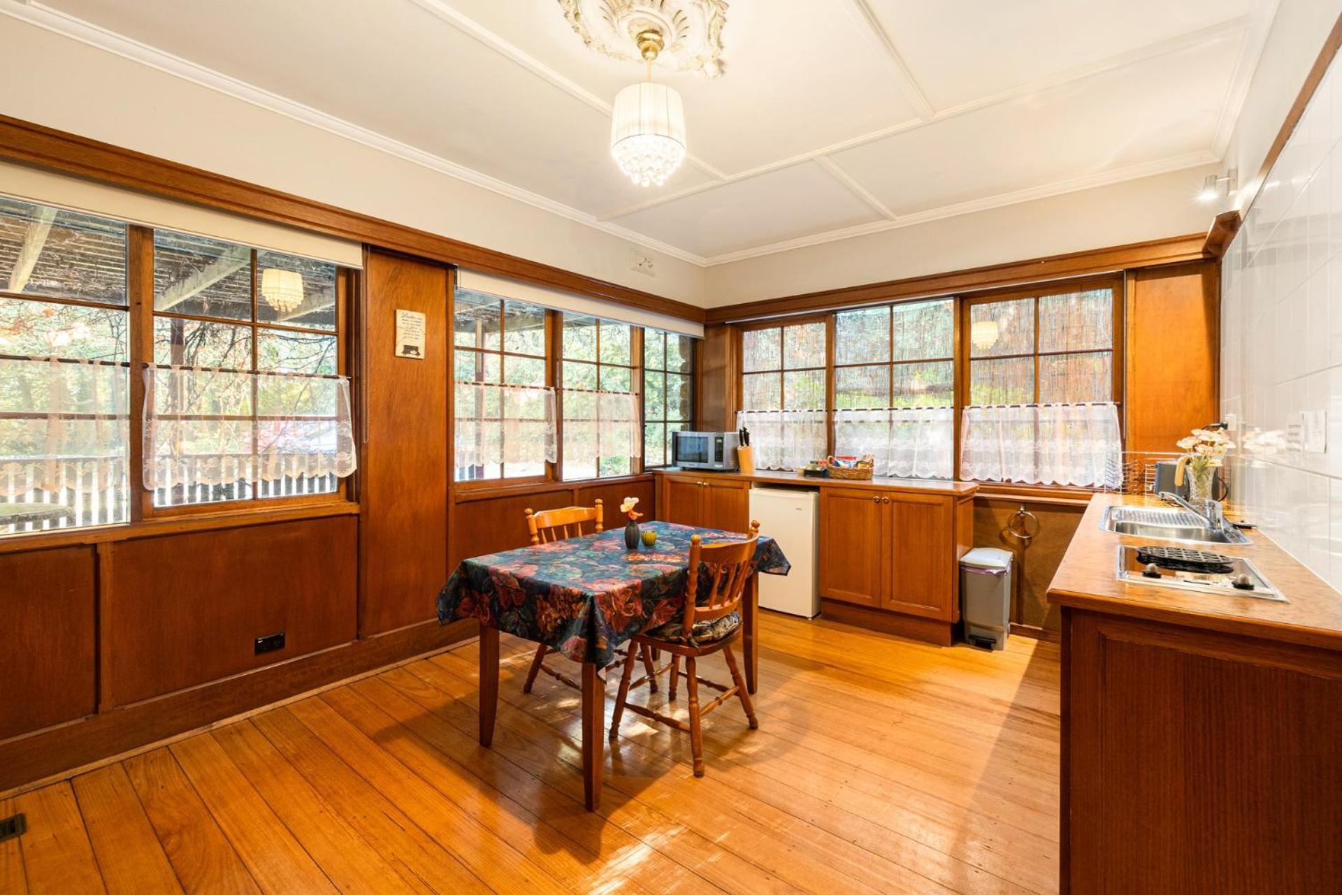 Arnica Views Summit Retreat Bed & Breakfast Mount Dandenong Exterior photo