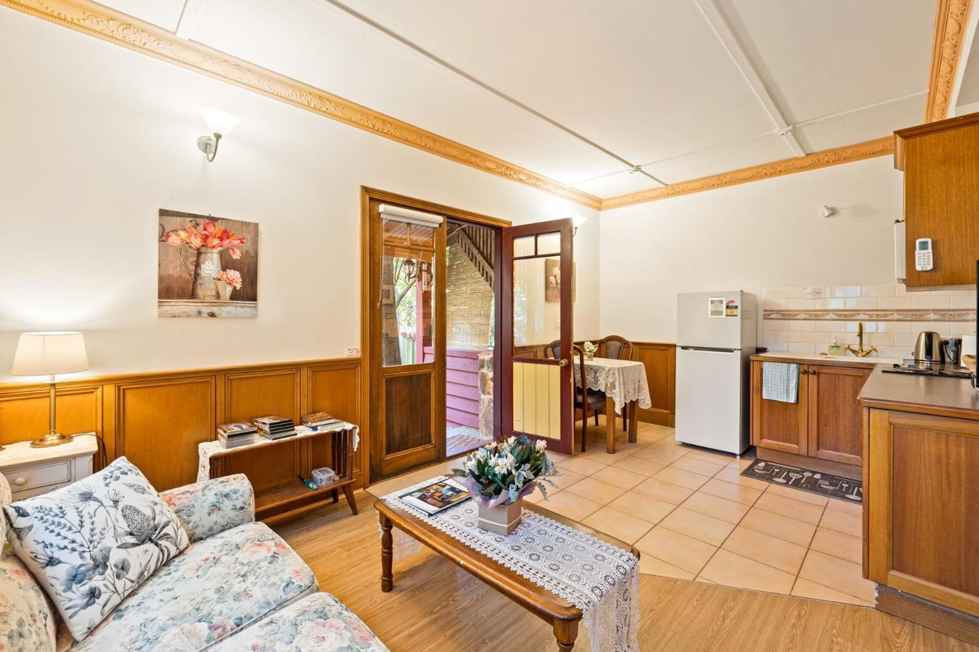 Arnica Views Summit Retreat Bed & Breakfast Mount Dandenong Exterior photo
