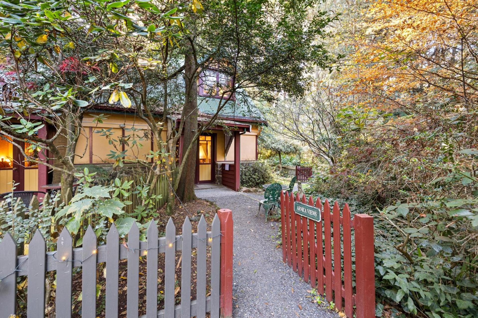 Arnica Views Summit Retreat Bed & Breakfast Mount Dandenong Exterior photo