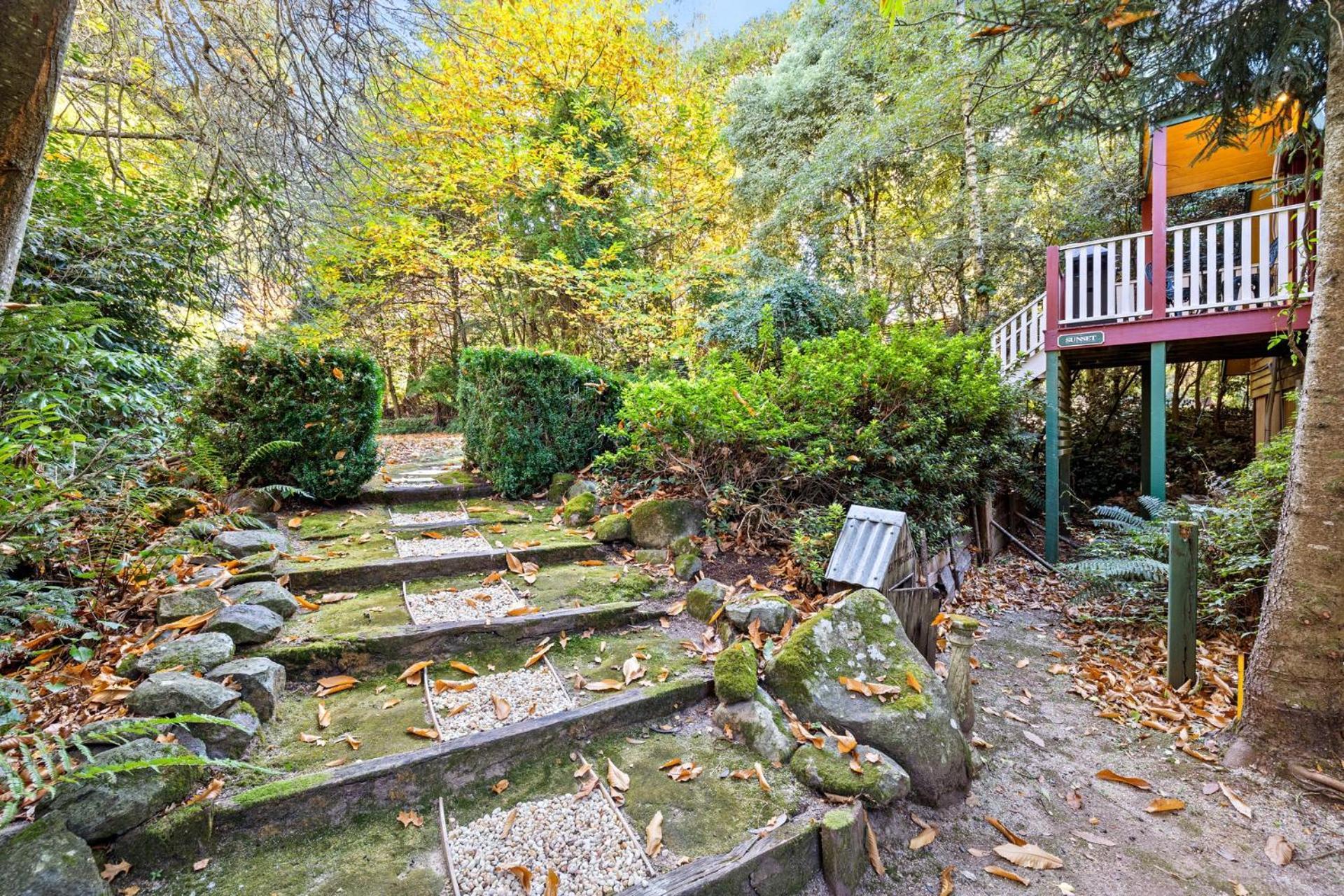 Arnica Views Summit Retreat Bed & Breakfast Mount Dandenong Exterior photo
