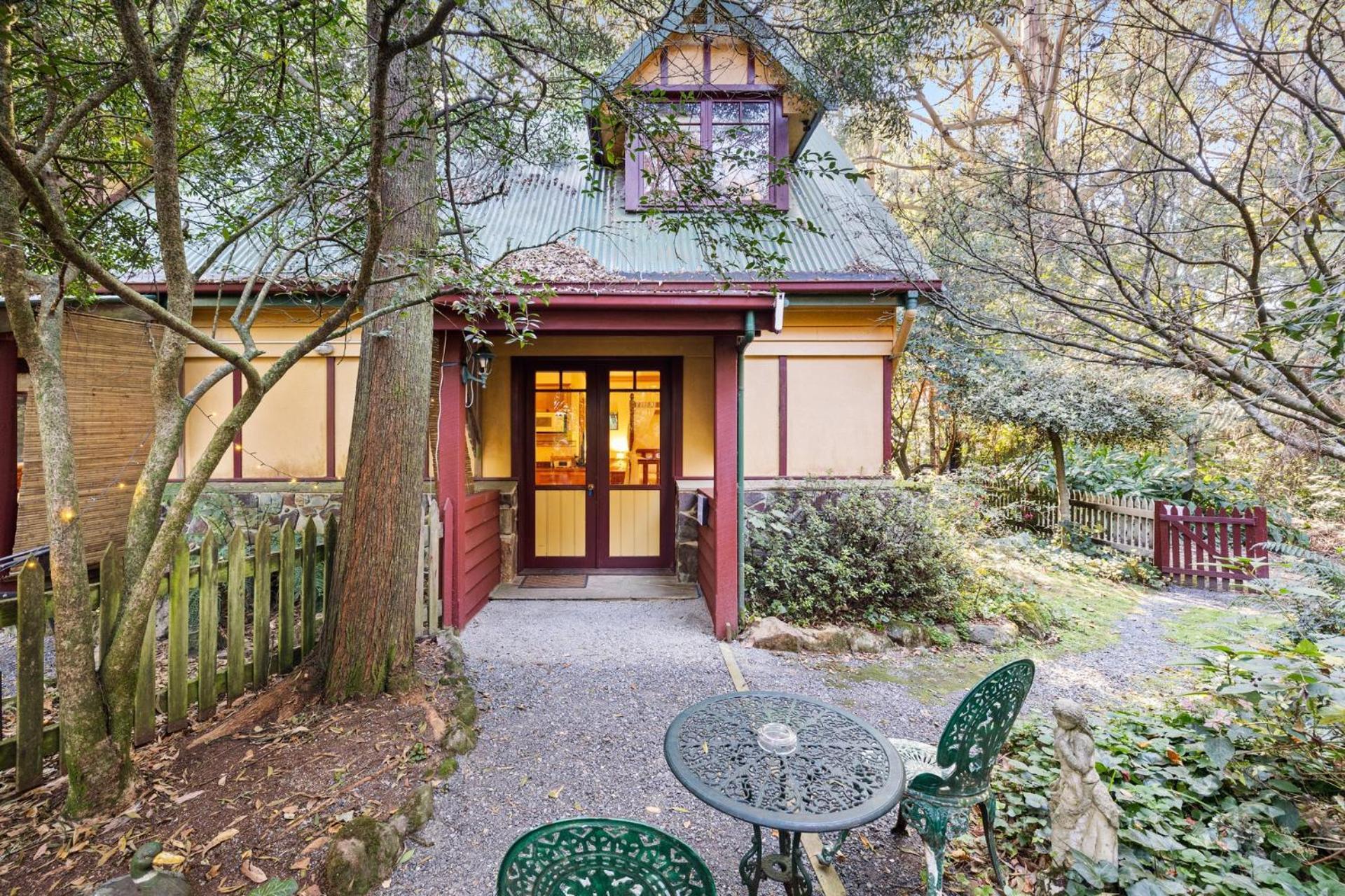 Arnica Views Summit Retreat Bed & Breakfast Mount Dandenong Exterior photo