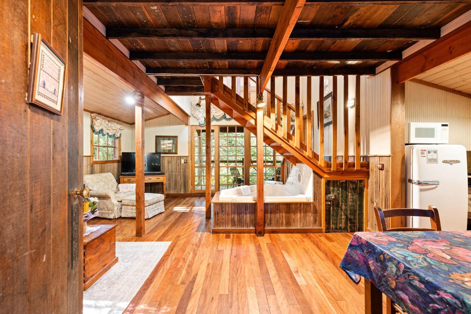 Arnica Views Summit Retreat Bed & Breakfast Mount Dandenong Exterior photo