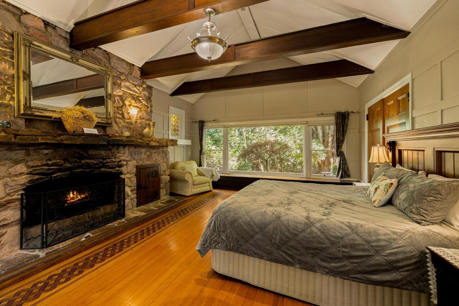 Arnica Views Summit Retreat Bed & Breakfast Mount Dandenong Exterior photo