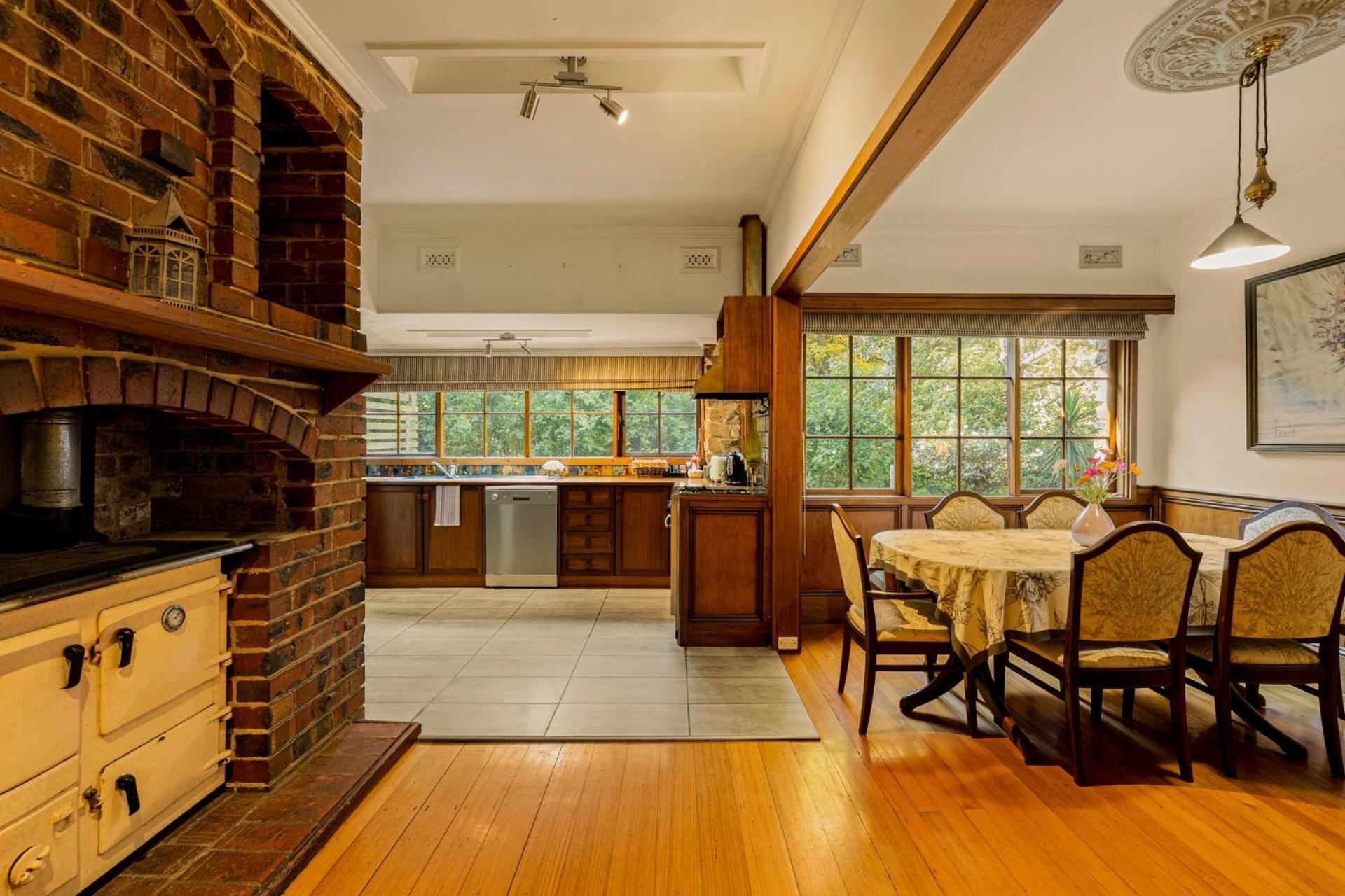 Arnica Views Summit Retreat Bed & Breakfast Mount Dandenong Exterior photo