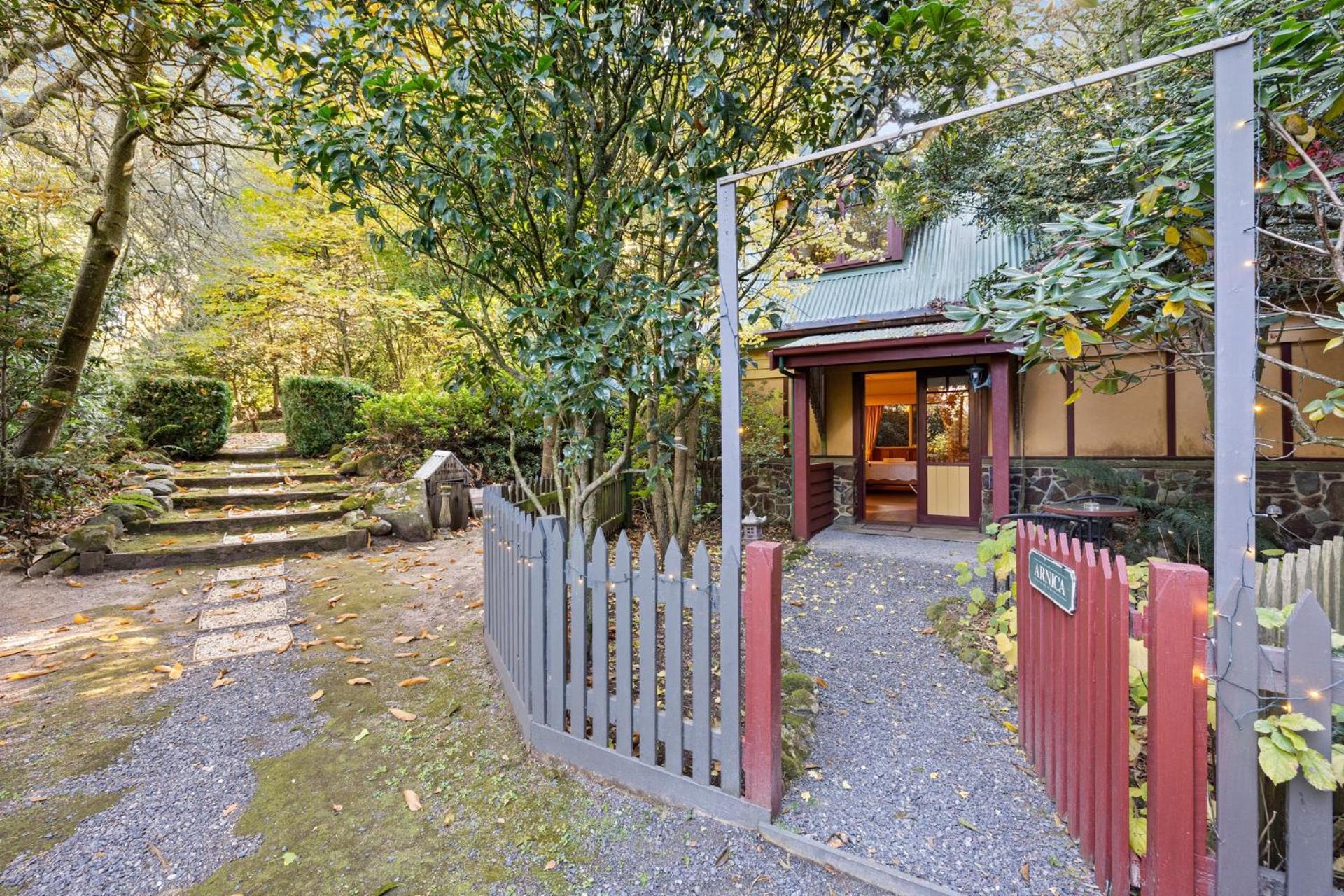 Arnica Views Summit Retreat Bed & Breakfast Mount Dandenong Exterior photo