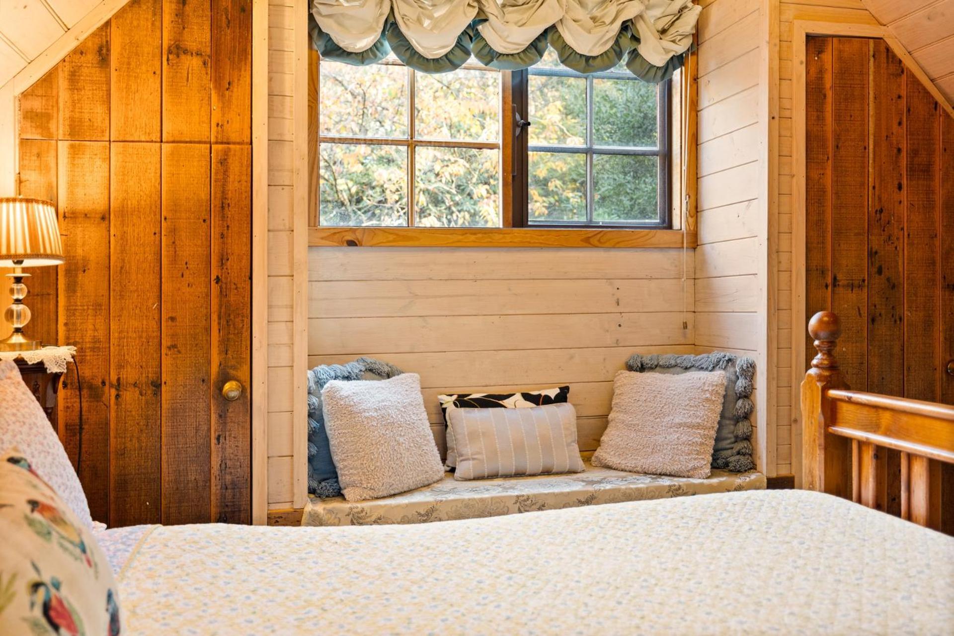 Arnica Views Summit Retreat Bed & Breakfast Mount Dandenong Exterior photo